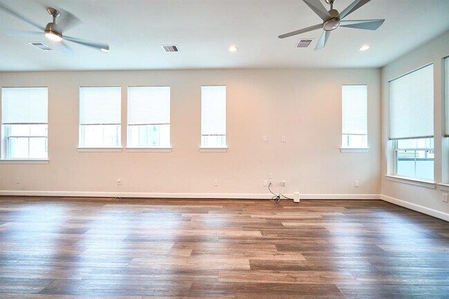 Building Photo - 2802 Grand Fountains Dr