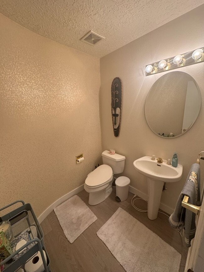 Building Photo - Fully Updated 3BR/2.5BA in Desirable Lampl...