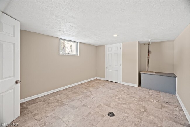Building Photo - 153 Henry St