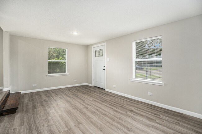 Building Photo - 812 7th Ave N