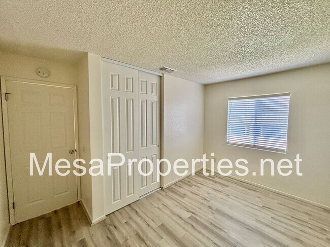 Building Photo - 11321 Oakwood Dr