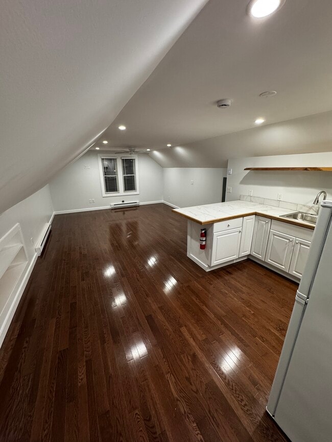 Building Photo - 32 Center St