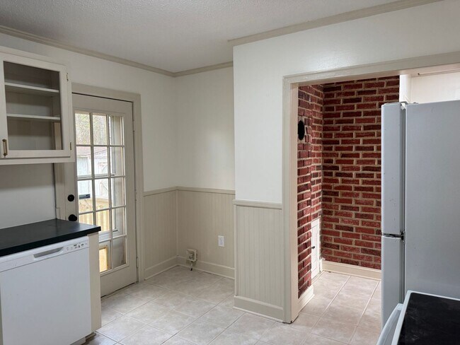 Building Photo - Just Remodeled! Conveniently located 3bdr/...