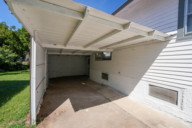 Building Photo - 207 S Elm St