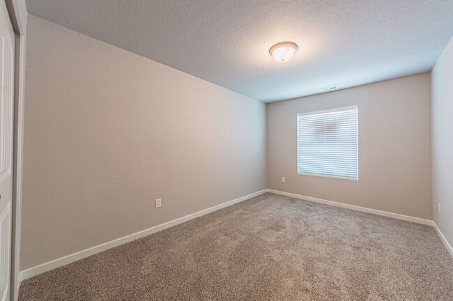Building Photo - STYLISH 3-BEDROOM TOWNHOME w/ A/C **LIKE N...