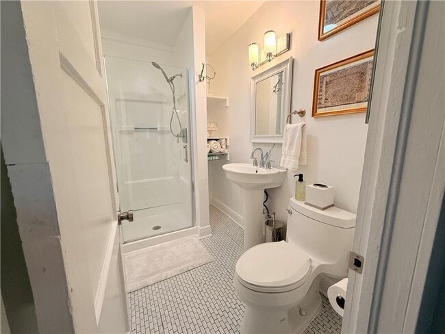 Building Photo - 611 Lyons St