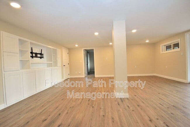 Building Photo - 480 Sunnyside Ridge Rd