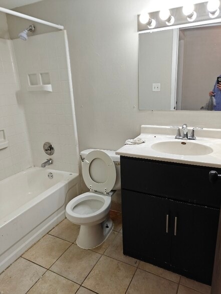 Building Photo - 2208 W Nichols Rd