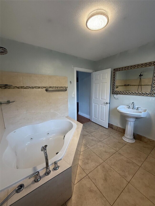 Building Photo - 4021 SW 1st St