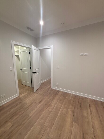 Building Photo - 6853 W Belmont Ave