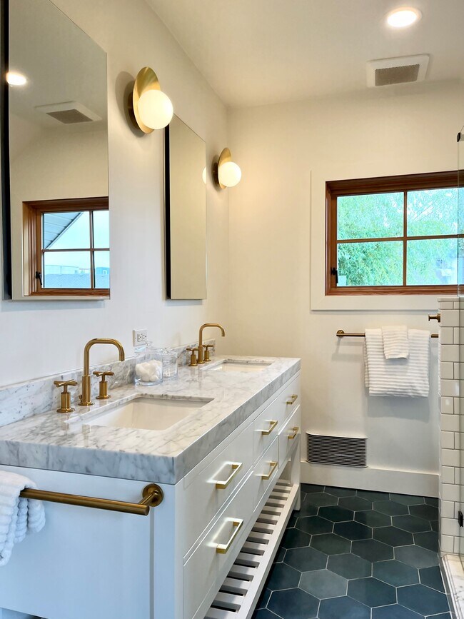 Building Photo - 3029 19th Ave S