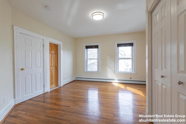 Building Photo - 376 Medford St