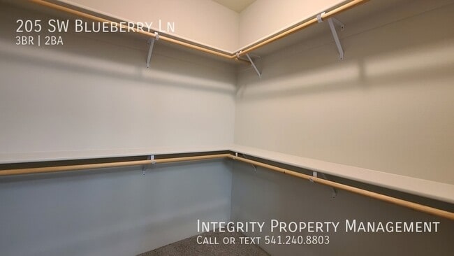 Building Photo - 205 SW Blueberry Ln