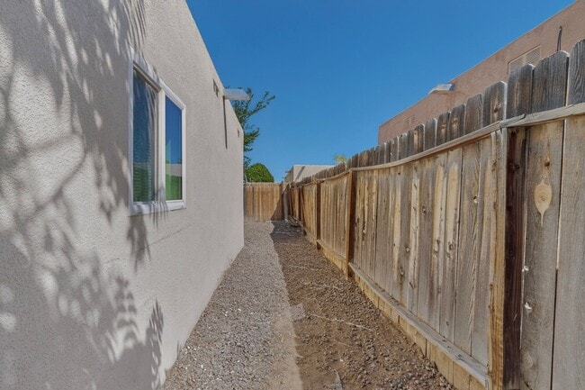 Building Photo - Close in West Side 2 bedroom 1.75/ba 1/cg