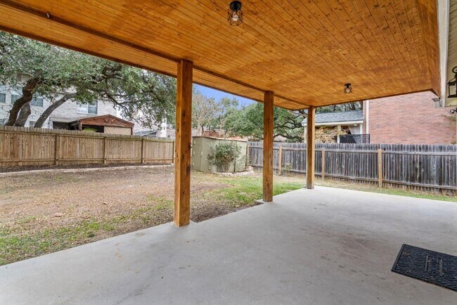 Building Photo - 905 Lodosa Dr