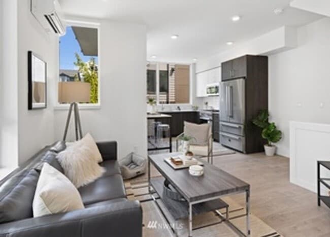 Building Photo - Greenlake 2bed / 2bath Townhouse