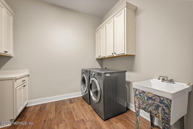 Building Photo - 305 Seahill Dr