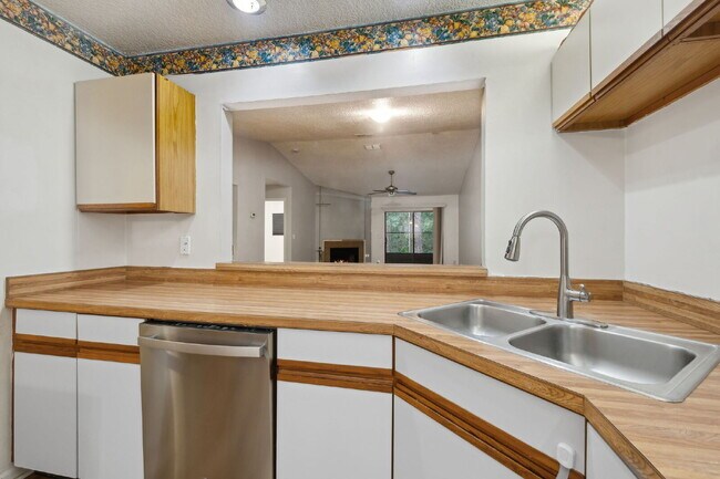 Building Photo - Charming Townhouse Retreat for Rent!