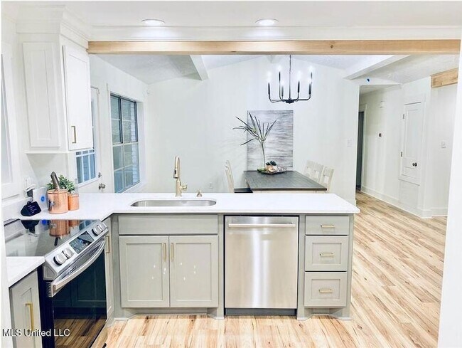 Building Photo - 904 Oakhill Cir