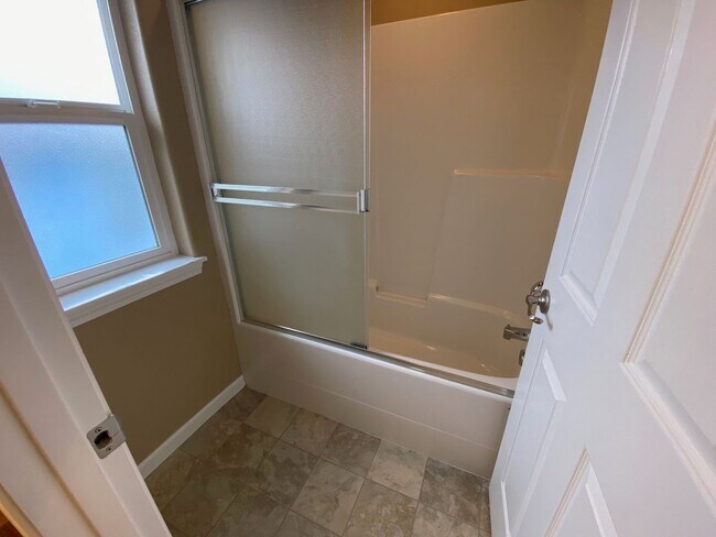 Building Photo - Great 3 Bedroom 2 Bath House on the West side!