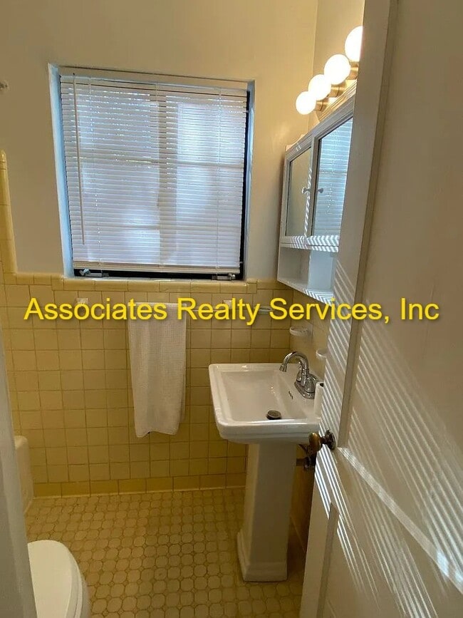 Building Photo - Charming 3 Bedroom w/ study that can be 4th bedroom, 3 Bath Home in Florida Park – Hardwood Floor...