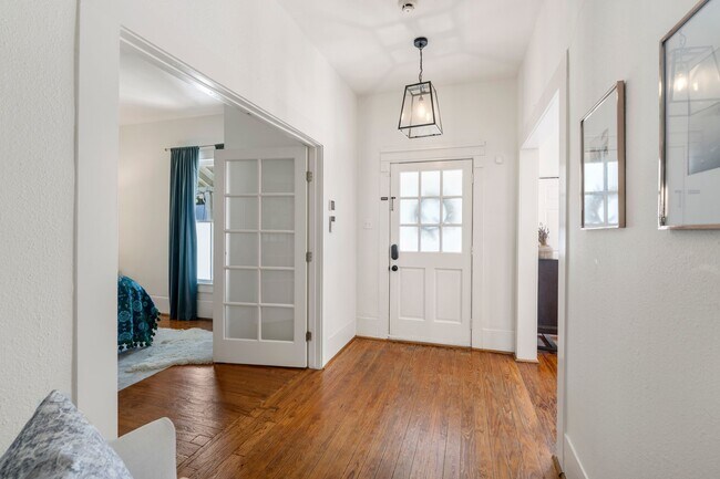 Building Photo - 721 W 12th St