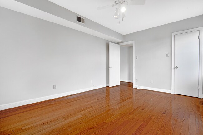 Building Photo - 2711 Arlington Blvd