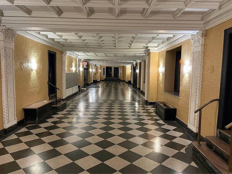 Building Photo - 240 Crown St