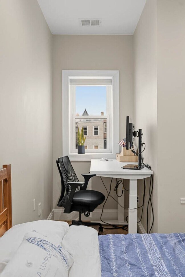 Building Photo - Mt Vernon Square Penthouse Condo