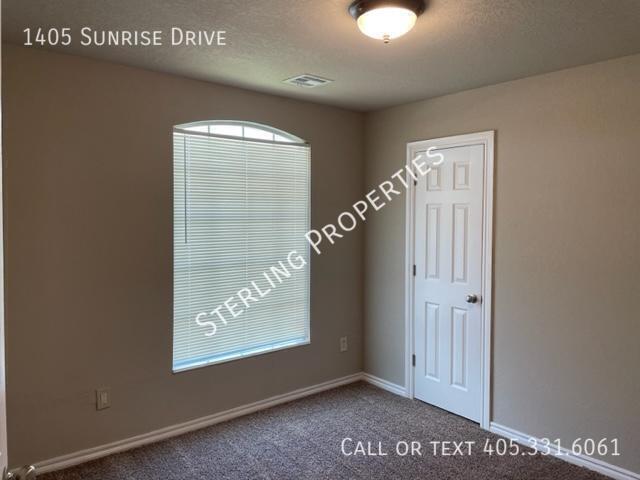 Building Photo - 1405 Sunrise Dr
