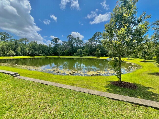 Building Photo - Beautiful 3 Bed, 2.5 Bath Townhome in Mode...