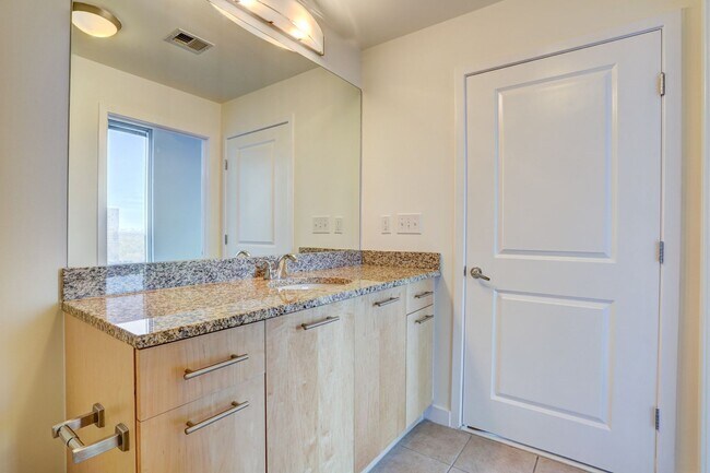 Building Photo - Gorgeous Two Bedroom Condo with Stunning Views of Buckhead!