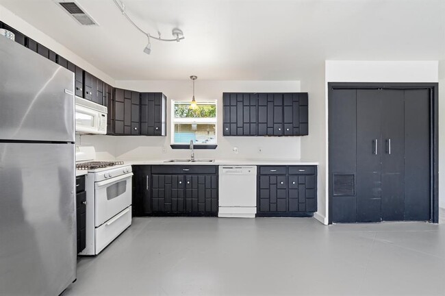 Building Photo - 2712 St Edwards Cir