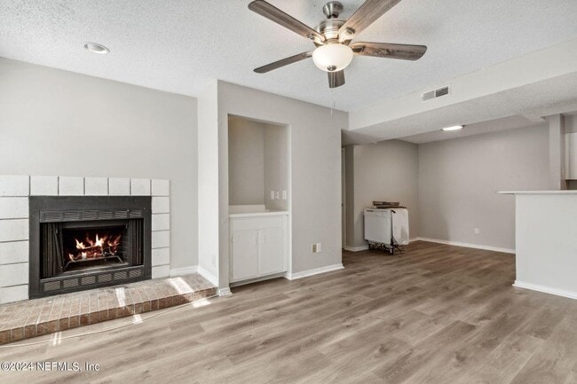 Building Photo - Renovated Condo in a Convenient Location!