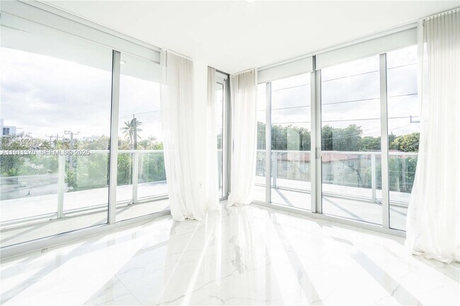 Building Photo - 8425 Crespi Blvd