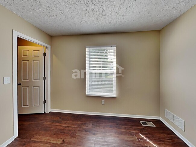 Building Photo - 512 Longview St