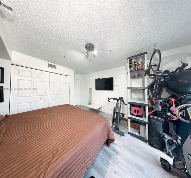 Building Photo - 3500 Mystic Pointe Dr