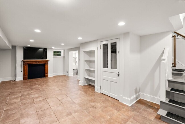 Building Photo - 4 Bed 3.5 bath - Kensington Victorian - Mo...