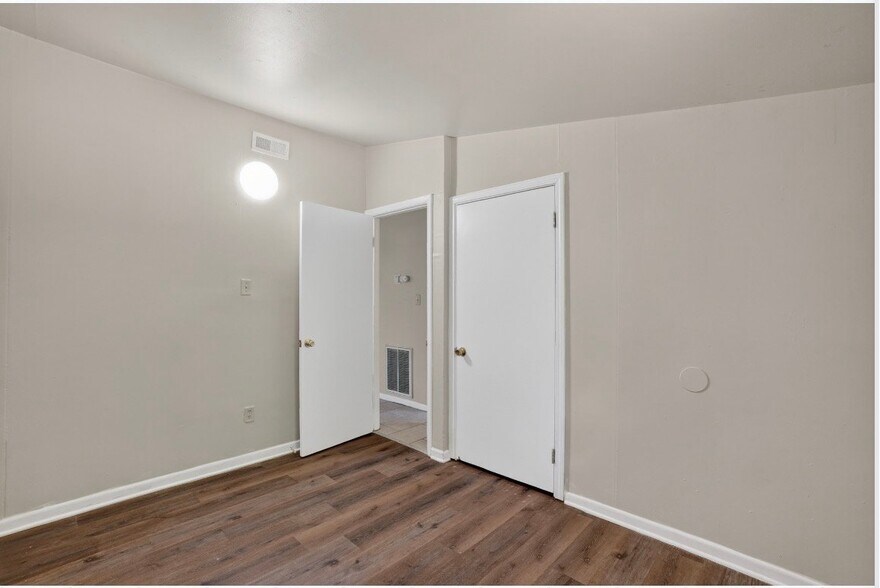 Building Photo - 2280 Roosevelt Pl