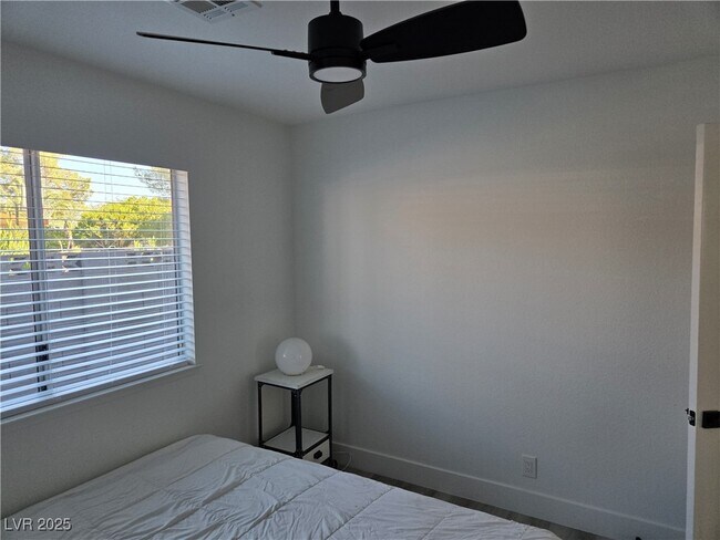 Building Photo - 1405 Termas