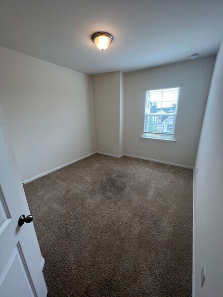 Building Photo - Room in Townhome on Diamond Dove Ln