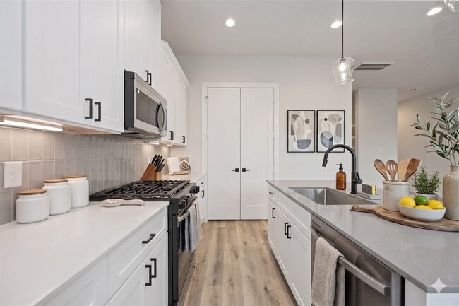 Building Photo - 6111 Campos Dr