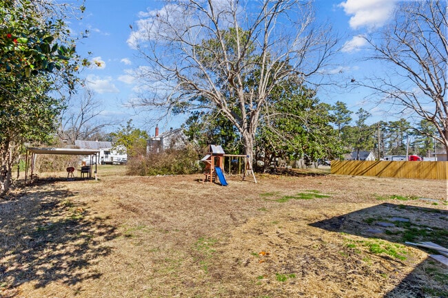 Building Photo - 404 Pine St