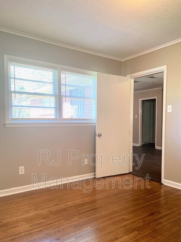 Building Photo - 3641 Bishops Bridge Rd