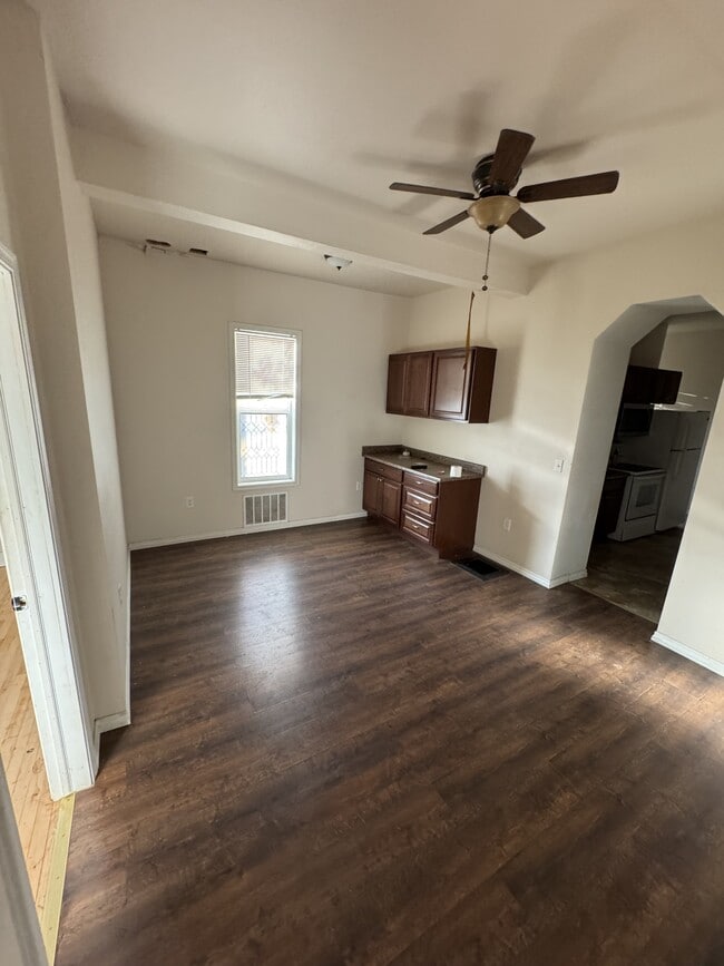 Building Photo - 905 5th Ave N