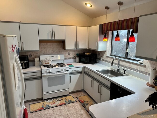 Building Photo - 14 Nagle Ln