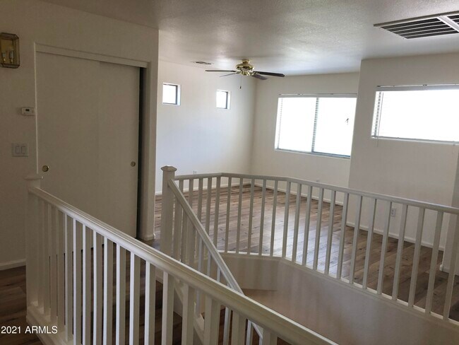 Building Photo - 2528 W Straight Arrow Ln