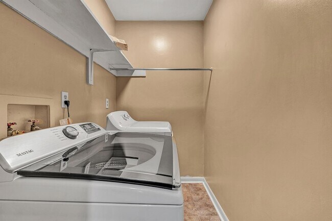 Building Photo - 7007 Oak Ct