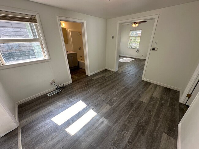 Building Photo - Cozy Price Rental