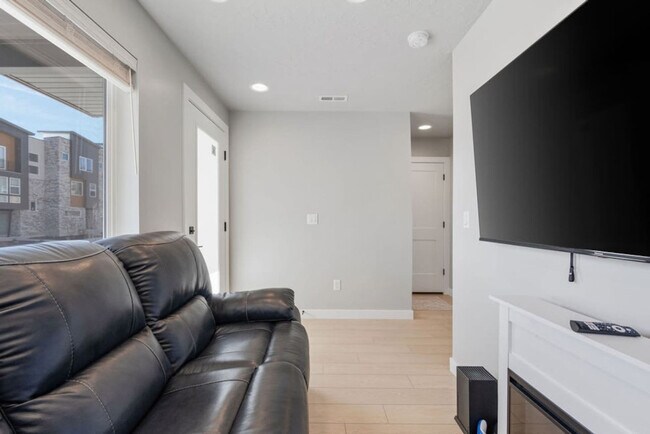Building Photo - 6727 Purple Poppy Ln